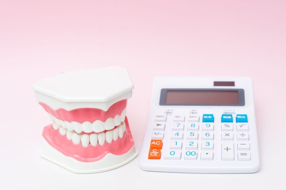 歯の模型と電卓